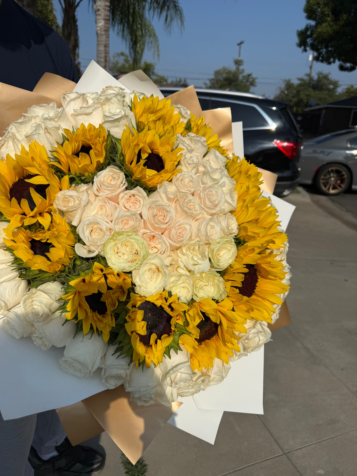 Corazon de Jirasol y Rosas by Bianca's Flowers